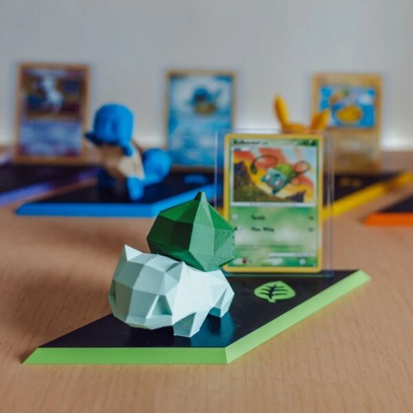 Pack POKEFAN: 3 Sobres Pokemon Japón + Stand Cartas